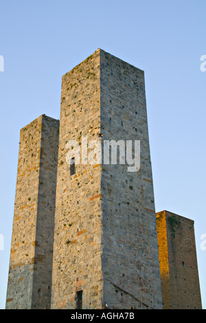 Drei Türme vor blauem Himmel in San Gimignano, Toskana, Italien Stockfoto