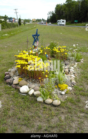 Am Straßenrand Gedenkstätte eingerichtet für einen Tod infolge eines Autounfalls Stockfoto