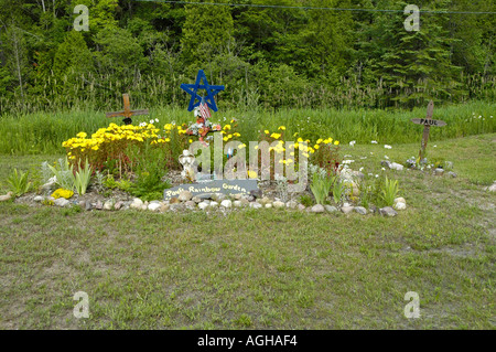 Am Straßenrand Gedenkstätte eingerichtet für einen Tod infolge eines Autounfalls Stockfoto
