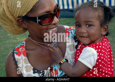 Mutter Holding-Tochter in die Arme bei Country Fair in Südlondon. Stockfoto