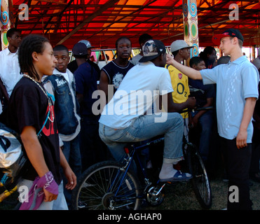 Gruppe von Jugendlichen, die Kirmes in Lambeth Country Fair in Brockwell Park Brixton South London herumhängen. Stockfoto