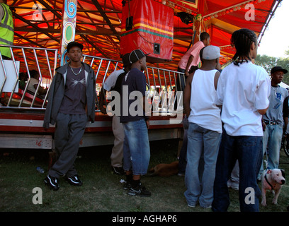 Gruppe von Jugendlichen, die Kirmes in Lambeth Country Fair in Brockwell Park Brixton South London herumhängen. Stockfoto
