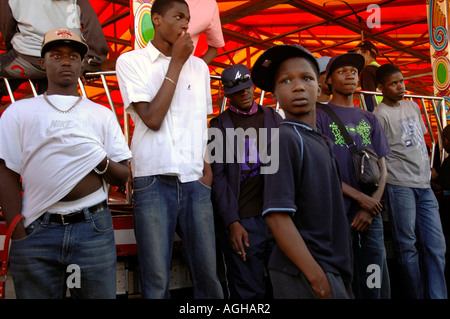 Gruppe von Jugendlichen, die Kirmes in Lambeth Country Fair in Brockwell Park Brixton South London herumhängen. Stockfoto