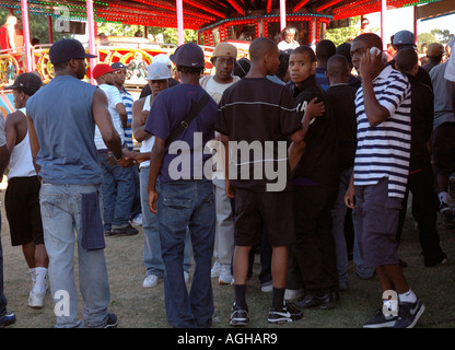 Gruppe von Jugendlichen, die Kirmes in Lambeth Country Fair in Brockwell Park Brixton South London herumhängen. Stockfoto