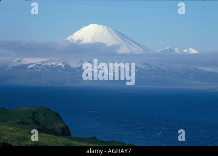 USA Alaska Aleuten Umnak Island Beringmeer Vsevidof vulkanischen Kegel Berg von Anangula Insel Stockfoto