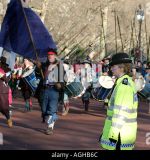 Polizistin und Bürgerkrieg Reenactors in The Mall. London, England Stockfoto