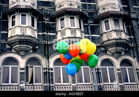 RSC91117 Farbe Ballons im Hintergrund der alten Architektur des alten Hotel Taj Mahal Colaba Bombay jetzt Mumbai Maharastr Stockfoto