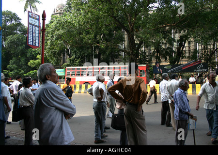 RSC91120 Menschen warten auf den Nahverkehr-Bus an der Bushaltestelle ohne bilden eine Warteschlange gegenüber Grand Postamt Bombay Stockfoto