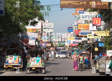 Tuk Tuks Backpacker und Masse der Zeichen. Khao San Road, Bangkok, Thailand Stockfoto