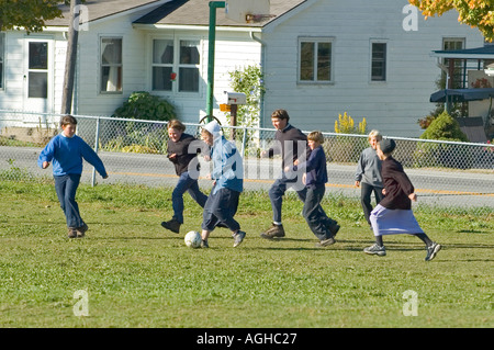 Kinder spielen Schule Hof Fußball in der Pause amischen Leben in Millersburg und Sugar Creek Halligen County Ohio Stockfoto