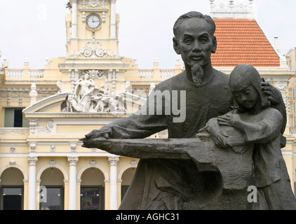 Statue von Ho Chi Minh vor Hotel de Ville. Ho-Chi-Minh-Stadt, Vietnam Stockfoto