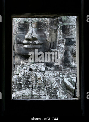 Geschnitzte Buddha Gesicht durch Tempel Fenster gesehen. Bayon, Angkor Thom, Kambodscha Stockfoto