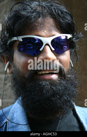 Sunder Krishnan mit Bart tragen specs Brille Yoga spirituelle motivierende Trainer Bombay Mumbai Maharashtra, Indien Stockfoto