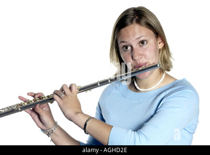 Eine junge Frau spielt eine Querflöte Stockfoto