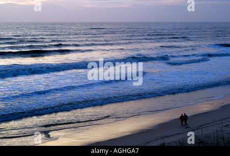 Paare, die am Strand Mazagon Huelva Spanien Stockfoto