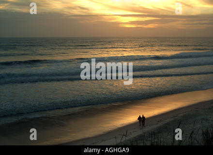 Paare, die am Strand Mazagon Huelva Spanien Stockfoto