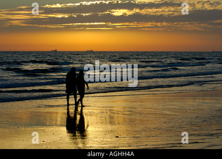 Spaziergänger am Strand von El Loro Mazagon Huelva Spanien Stockfoto