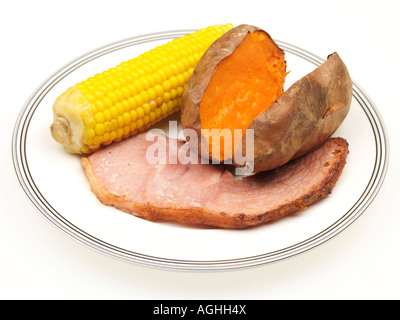 Süße Kartoffeln mit Schinken und Zuckermais. Stockfoto