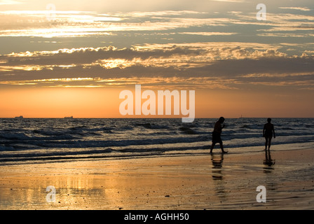 Spaziergänger am Strand von El Loro Mazagon Huelva Spanien Stockfoto