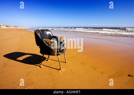 Büro Sessel weggeworfen an einem Strand Spanien Stockfoto