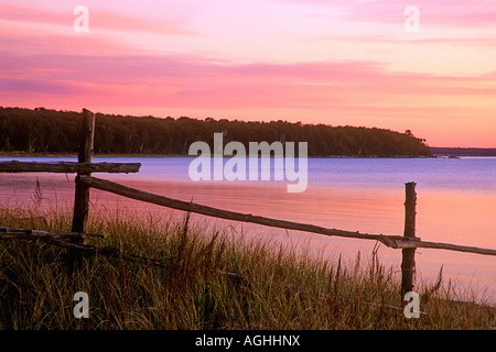 Der Himmel leuchtet rosa in das Licht vor der Morgendämmerung über Europa Bucht in Newport State Park, USA, Wisconsin, Door County Stockfoto