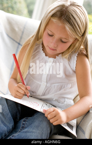 Kind mit einem Aufgabenbuch Stockfoto