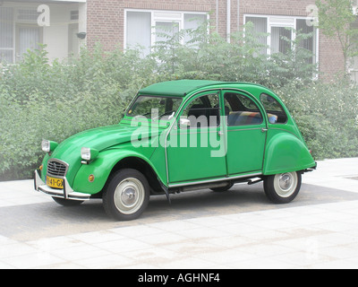 grüne Citroen Deux Chevaux Straßenrand geparkt Stockfoto
