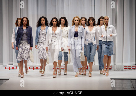 Models auf dem Laufsteg auf der internationalen Mode-Messe CPD in Düsseldorf, Deutschland Stockfoto