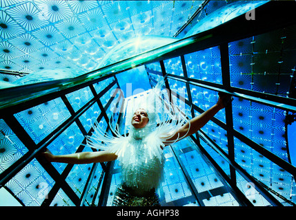 Dame in blau Modelle Plexiglas Kunst als Kostüm Stockfoto