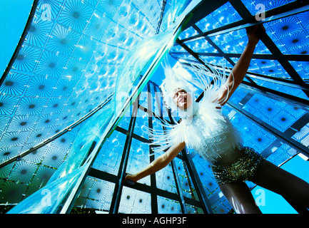 Dame in blau Modelle Plexiglas Kunst als Kostüm Stockfoto