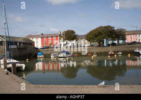 ABERAERON CEREDIGION MID WALES UK September Sportboote vor Anker im Innenhafen Stockfoto