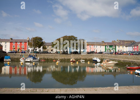 ABERAERON CEREDIGION MID WALES UK September Sportboote vor Anker im Innenhafen Stockfoto