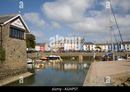 ABERAERON CEREDIGION MID WALES UK September Sportboote vor Anker im Innenhafen Stockfoto