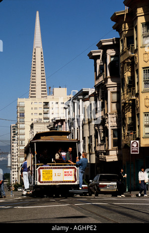 San Francisco, CA, USA, Seilbahn auf Jackson Street, viktorianischen Häusern, Trans Amerika Pyramide in Ferne Stockfoto