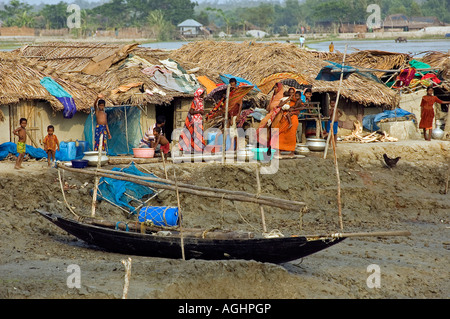 Strohgedeckten Häuser entlang der Shibsha River, Bangladesch Stockfoto