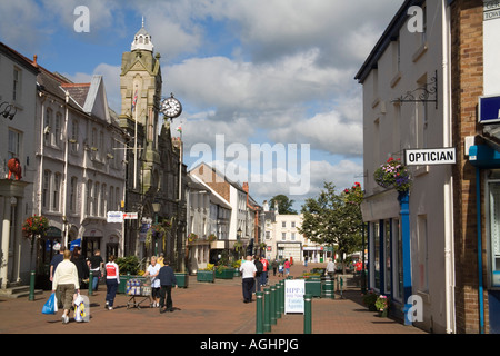 HOLYWELL FLINTSHIRE NORTH WALES UK September Suche entlang der Fußgängerzone Einkaufszentrum dieser historischen Stadt Stockfoto