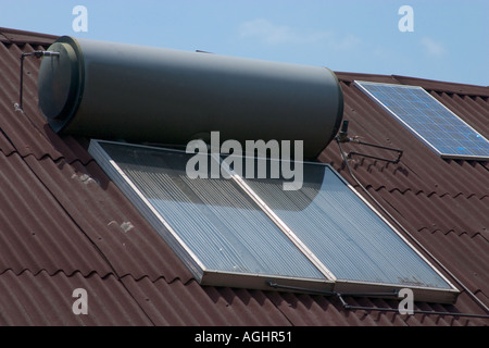 Solaranlage auf Dach Stockfoto