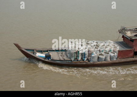 Fischerboot bringt bei Ernte von Herzmuscheln in Kuala Selangor malaysia Stockfoto