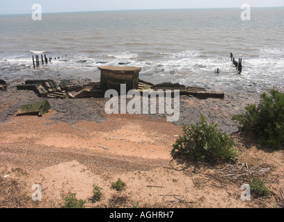 Blick von oben auf Strand, Meer und erodierten Pill box Form zweiten Weltkrieg Bawdsey England Stockfoto