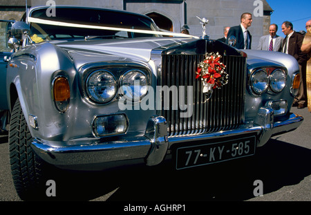 Rolls Royce Silver Shadow Hochzeitsauto mit Blumen-Arrangement. Askeaton County Limerick Irland Europa Stockfoto