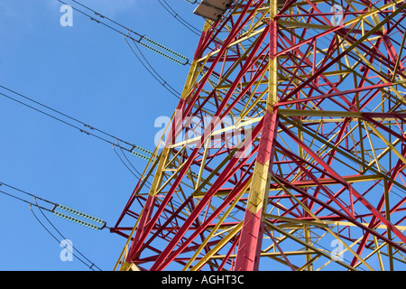 Nahaufnahme von Strom macht Fernmeldeturm Stockfoto