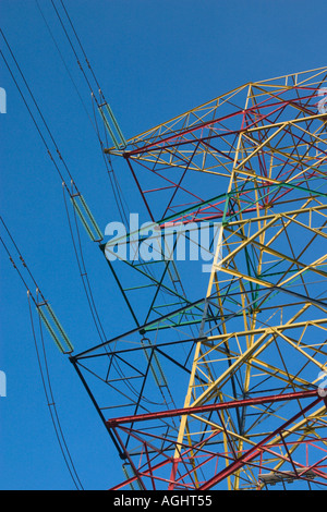 bunte Strom macht Sendemast mit blauem Himmel Stockfoto