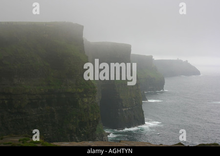 Nebel über die Klippen von Moher, County Clare, Irland Stockfoto