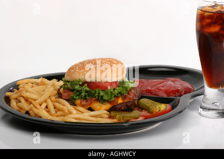 Hamburger mit Pommes Frites auf einem Teller Fastfood und Coca Cola Drink und Eis in einem Glas amerikanisches Gericht niemand von oben horizontal typisch Hi-res Stockfoto