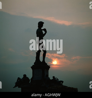 Statue des David von Michelangelo bei Sonnenuntergang auf der Piazzale Michelangelo Florenz Italien Stockfoto