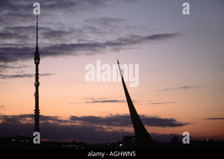 Raum-Obelisk und Ostankino TV Turm in der Abenddämmerung, Moskau Stockfoto