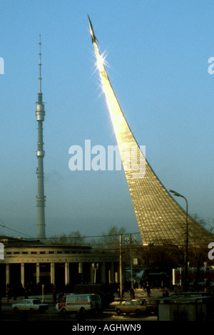 Raum-Obelisk und Ostankino TV-Turm, Moskau Stockfoto