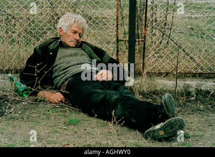 Betrunkener Mann schlafen in Montenegro Stockfoto