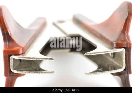 Heftklammer-Entferner vor einem weißen Hintergrund verwendet Stockfoto