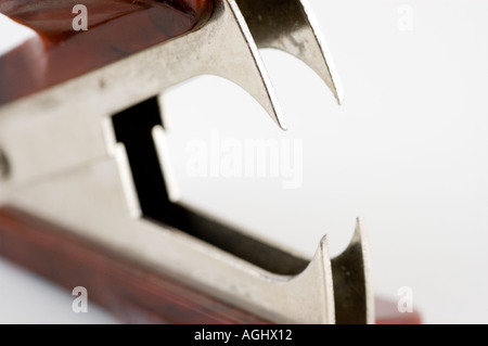 Heftklammer-Entferner vor einem weißen Hintergrund verwendet Stockfoto